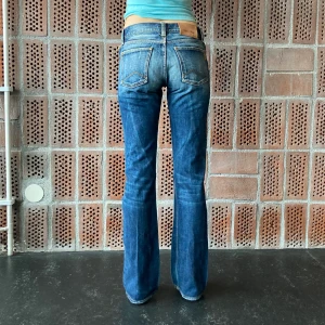 Low waist jeans - Lågmidjade jeans✨Märkta storlek W29 L34, men jag har storlek 29 och jag kan inte knäppa dem. Dom passar snarare storlek xs. Väldigt bra skick. Mått runt midjan 73 cm, innebenslängd 84 cm. Frakt tillkommer🧸