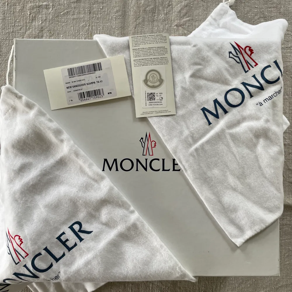 Moncler New Vancouver Scarpa Boots i marinblå/mörkgrå. Storlek 41. Riktigt snygga och kvalitativa boots perfekta för höst och vinter. I använt men mycket fint skick. Hör av dig för frågor, bilder osv! Inga returer.. Kengät.