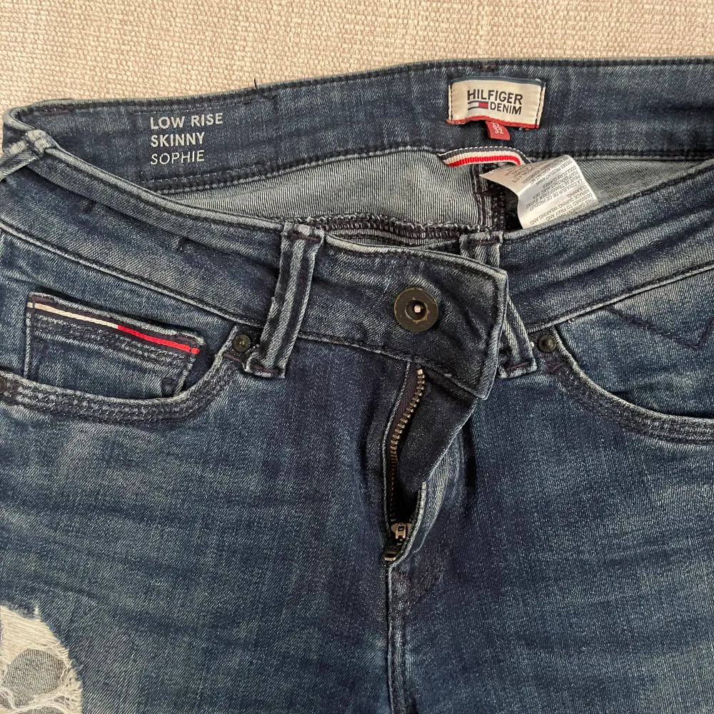 Tommy Hilfiger jeans strl 27-32. Passar xs och smål. I använt skick har två små slitningar vid fickorna som man ser på bild två, men inget man tänker på🤍 skriv för frågor! . Jeans & Byxor.