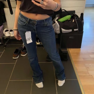 lågmidjade bootcut jeans från Zara - Skitsnygga lågmidjade bootcut jeans från zara i storlek 36❤️