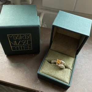 Maria Nilsdotter ring - INTRESSEKOLL: Maria Nilsdotterring limited edition och finns ej kvar att köpa. Jättefint och i fint skick❤️ om jag ska byta mot något byter jag bara mot MARIA NILSDOTTER smycken av samma värde.