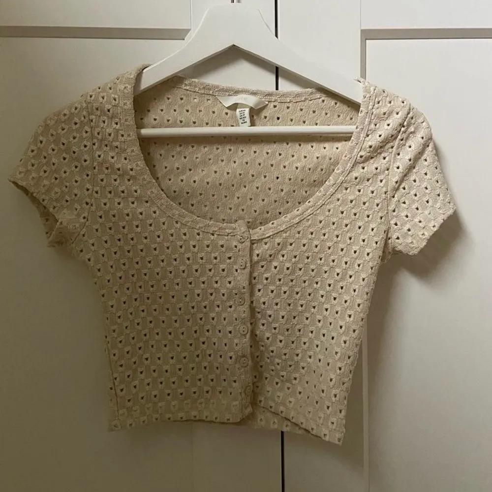 Beige t-shirt med mönster endast testad💕 storlek Xs. Säljer för 70kr + 66kr frakt!. T-shirts.