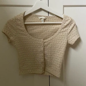 Beige t-shirt - Beige t-shirt med mönster endast testad💕 storlek Xs. Säljer för 70kr + 66kr frakt!