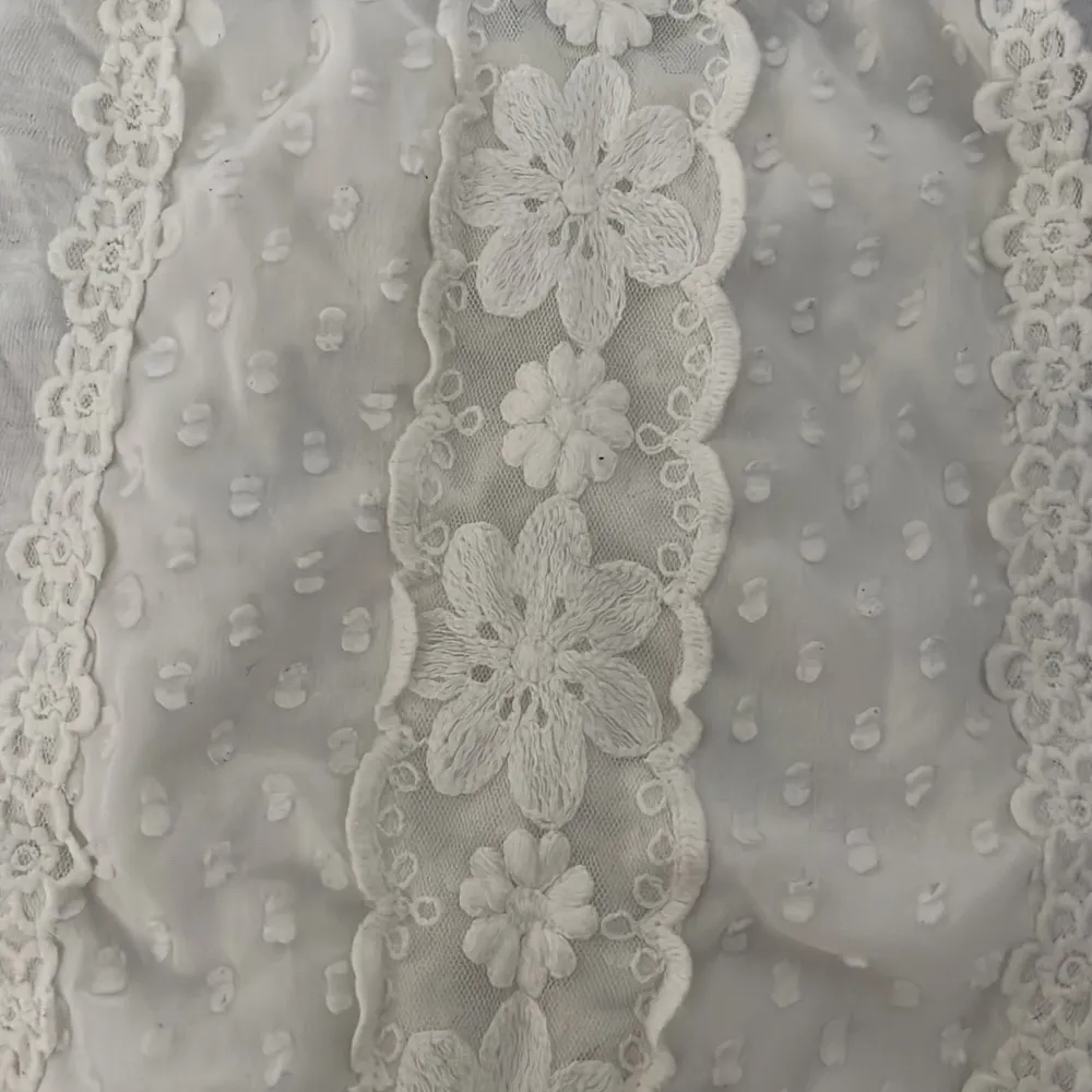 Ett vitt linne från hollister i storlek M. Spets på magen med blommor!. Toppar.