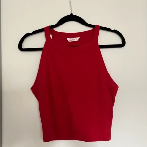 Röd topp - En röd croppad topp från märket supré. Storlek S och i väldigt gott skick. 