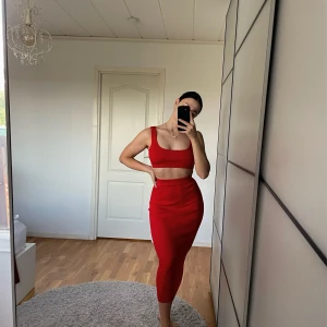 Rött Two Piece set - Aldrig använd. Det är storlek S men materialet är väldigt stretchigt på kjolen. Toppen är dock ganska liten/kort tycker jag. Beror också på hur stor byst man har. Materialet är ribbat lite tjockare, jättebra kvalitet och ej genomskinligt där bak. ❤️