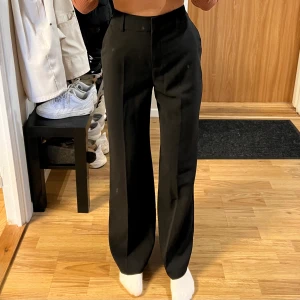Kostym byxor  - Raka avslappnade kostymbyxor i petite, jag är ca 163cm. Det är en storlek 32 men skulle mer säga att det är en 34-36 Dom är helt nya med prislapp kvar. Säljer då dom är förstora på mig och kunde inte skicka tillbaka. 