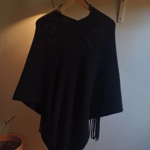 Poncho - Svart poncho med frils. Sjukt mysig nu under hösten men passar igentligen alla årstider 🍁Från Åhlens och använd ett fåtal gånger. Nypris ca 500 kr. 
