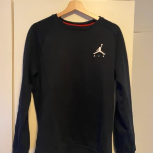 Jordan sweatshirt storlek s - Avänt några gånger, bra skick. Funkar för de som har storlek M