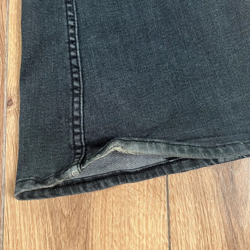 Bootcut jeans som aldrig kommer till användning längre, byxorna är lite slitna längst nere där bak❤️ Frakt ingår ej. Jeans & Byxor.