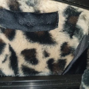 Lång jacka - Ingen dragkedja utan bara knappar. Aldrig använt,  för att den är lång och för stor för mig. Prislappen var kvar så nypris är 1500kr. Jag tror att storleken är 44, men kan vara annan . 