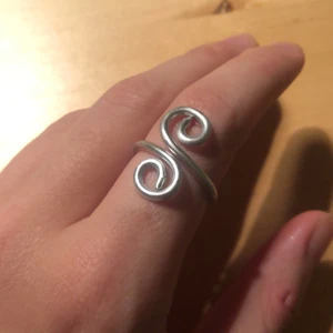 Justerbar silverring i rostfritt stål  - Lexi gör ringar är ett litet projekt som jag (Lexi) har där jag säljer hemmagjorda ringar! Alla ringar är justerbara, rostfria  och finns i olika färger samt former. Supporta en small business och köp mina ringar<333 Jag postar främst (15kr)!