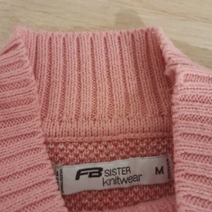 stickad hjärta tröja - säljer en stickad tröja i röd, rosa och ljusrosa säljer den eftersom jag inte andvänder den och den är för liten.