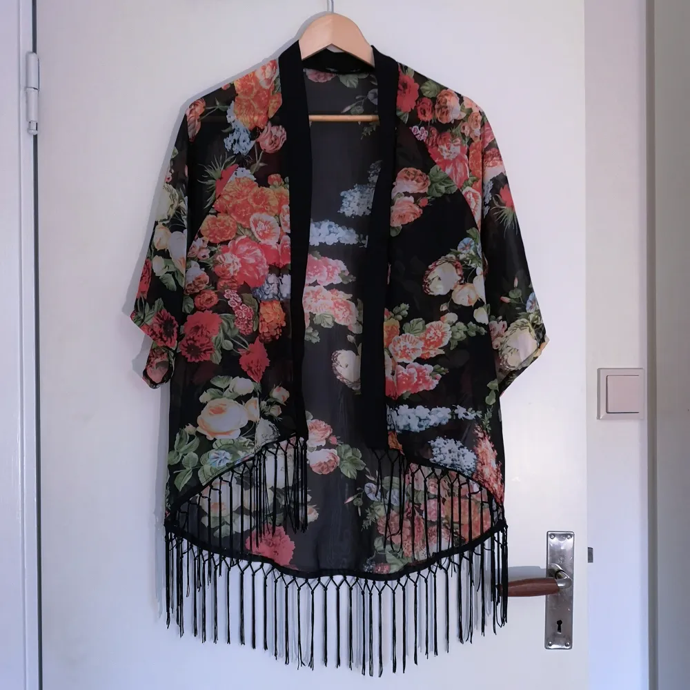Kimono från amisu köpt på plick. Står storlek xs/s men passar ju medium också. . Toppar.