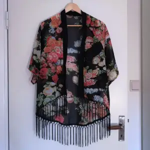 Kimono från amisu köpt på plick. Står storlek xs/s men passar ju medium också. 