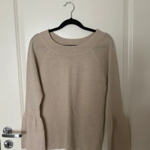 Tröja - Oanvänd tröja, skimrar lite och vid i armarna.  perfekt skick.