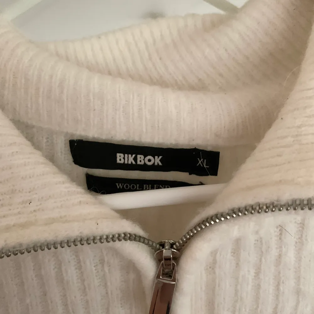 bik bok oversized trendig tröja, halv dragkedja, knappt använd, storleken är XL men den är tänkt att vara oversized, passar bra på M-L, 150. Neuleet.