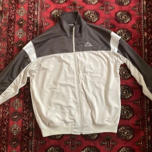 Kappa vintage track jacket  - Size tag är XL men sitter som L! 