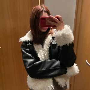 Nakd - Varm fodrad jacka perfekt till hösten/vintern. Super fin.