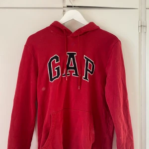 Gap hoodie  - Säljer nu min galet snygga gap hoodie❤️den är använd fåtal gånger men säljs pga att det inte riktigt är min färg🥰 ser ut på bilden som att tröjan har fläckar men det är endast dam som kommit ivägen för bilden!