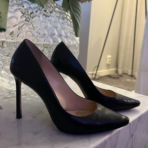 JIMMY CHOO ROMY  LONDON - Säljer dess fina klackar från JIMMY CHOO. Dom har tyvärr blivit för små därav säljer jag dom. Har andvänt dom många gånger vilket gjort att dom inte är i nyskick men dom är väldigt fina ändå.  (Skorna har fått lite svart färg på sulan) Nypris :6000 kr