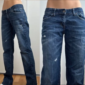 Levis jeans - Levis jeans i strl 29/34. Sjukt snygga men kommer inte till användning. Hör av dig om du har några frågor. 💗🙌🏼  Innerbennsmått= 82cm. Ytterbensmått= 107 cm. 