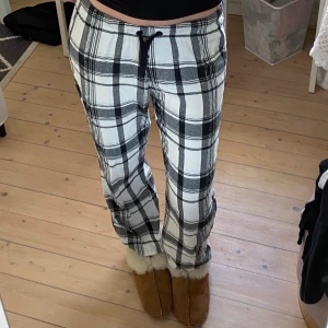Pyjamasbyxor - Super snygga pyjamasbyxor, har flera par så använder inte dessa så jag säljer de vidare! Fick de i julklapp för 2 år sen, märket är bonprix. De är svarta och vita men har även silvrigt glitter🤩 Innerbensmåttet är 73cm