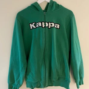 Vintage Kappa zipup hoodie - Fin vintage 90-tal zipup från Kappa, bra använt skick, storlek L men passar nog bäst M