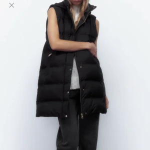 Svart Zara Väst - Hej jag säljer nu en väst som jag köpte från zara förra månaden i storlek XS. Västen är åretsmodell.  Har använt den några få gånger bara då jag inte köpte det för så länge sen. Är du intresserad så är det bara att höra av sig!  :)