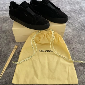 Axel arigato skor - Hej!🌟 Säljer mina nya Axel arigato 360 laceless. Skick 9/10. De är svarta och i stl 44. Lådan, dustbag och tillbehör skickas med. Skriv gärna vid frågor!⚡️