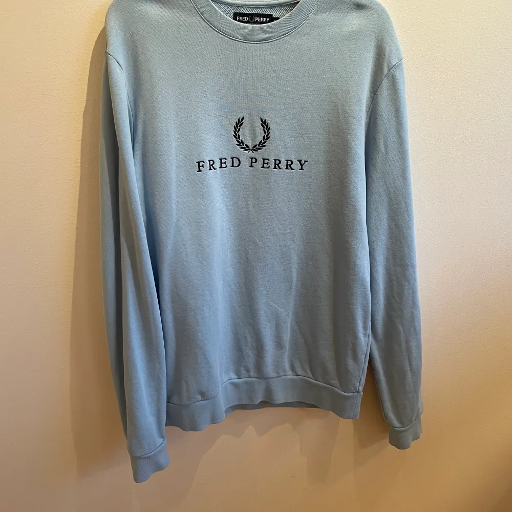 Fred Perry sweatshirt light blue i väldigt bra skick! Skriv vid intresse. . Tröjor & Koftor.