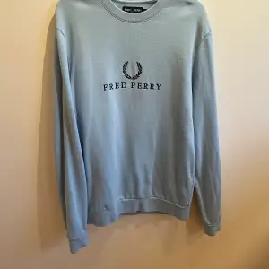 Fred Perry sweatshirt light blue i väldigt bra skick! Skriv vid intresse. 