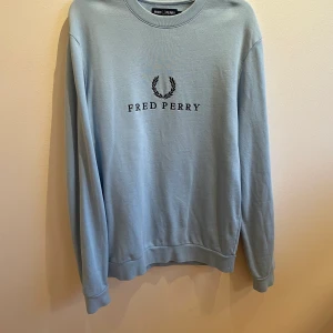 Fred Perry sweatshirt  - Fred Perry sweatshirt light blue i väldigt bra skick! Skriv vid intresse. 