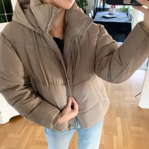 Vinterjacka - Pufferjacka från Zara, köpt förra vintern. Aldrig ett fåtal gånger & i mycket bra skick. Nypris 559kr 
