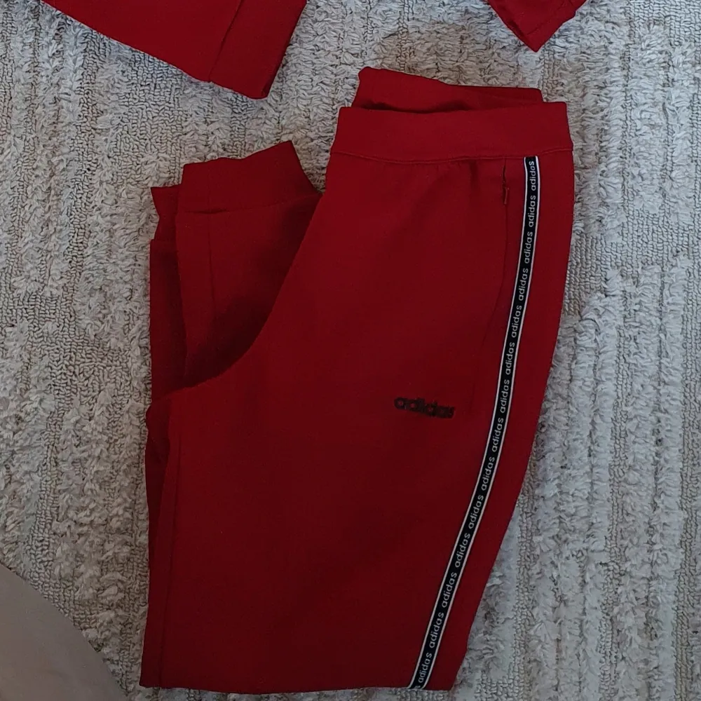 Rött Adidas set i storlek small. Köpte det för ca 3 år sedan men de har tyvärr aldrig blivit använt. . Hoodies.