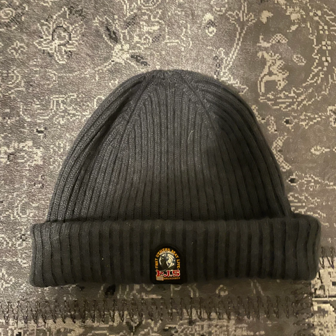 En parajumper mössa 