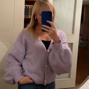 Kofta Missguided strl 42 - Supermysig kofta i fint skick, använd ett par gånger. Såååå himla mjuk och varm och en fin färg. Knapparna är söta och ger en gullig detalj 💗 frakt på max 51:- lägga på priset. 