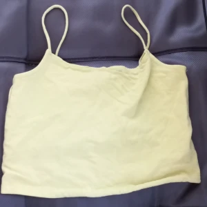 Linne  - Säljes för 10, ordinarie pris 40 Köpare står för frakt Kan mötas upp Använd några gånger  Lite trådar som har hoppat av på ryggen men annars i bra skick Storlek s