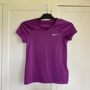 Nike träningströja  - Lila träningströja från Nike  Stl M men mer som en S 
