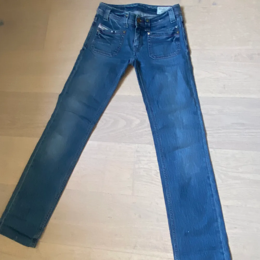 Hej! Säljer dessa diesel jeans, as snygga, lågmidjade och lagom utsvängda med fina detaljer runt fickorna💕💕 skriv om du har några frågor eller vill ha fler bilder😁😁. Jeans & Byxor.