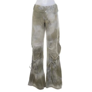 Byxor - Otroligt snygga och unika byxor som förtjänar mycket mer kärlek än vad de får av mig. 58% linne 42% bomull. Innerbenslängd ca 86 cm. Möts upp i Stockholm eller skickar mot fraktkostnad <3