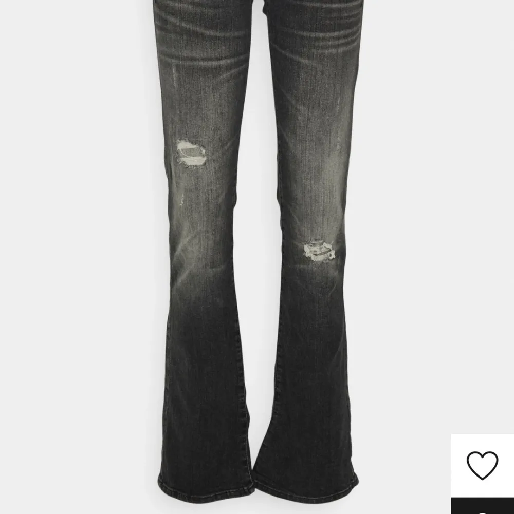 Jättesnygga Bootcut jeans med slitningar! Perfekt längd på mig som är 167. Lägg ett bud eller köp direkt för 700!. Jeans & Byxor.