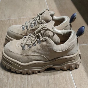 Eytys Angel Suede  - Sneakers i mocka, innersula i läder med supermjuk passform. Som att gå i tofflor.  Köparen står för frakt.