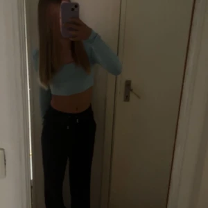 Säljer - Säljer mina svarta juicy byxor storlek xxs passa nog även en liten xs, köpta från juicy couture hemsidan för drygt en månad sen men trivs inte i dom kom gärma med pris förslsg så diskuterar vi står öven för frakt❤️