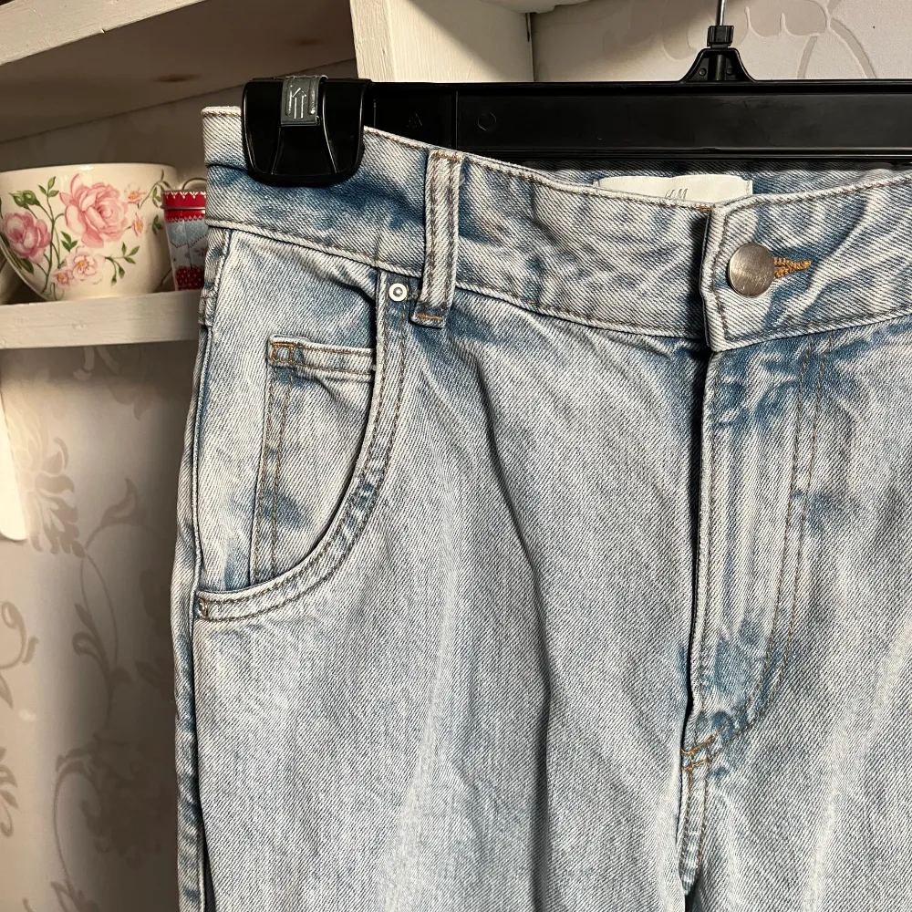 Ett par fina ljusblåa jeans i perfekt skick. De är för små för mig därav säljer jag dem. 🌸. Jeans & Byxor.