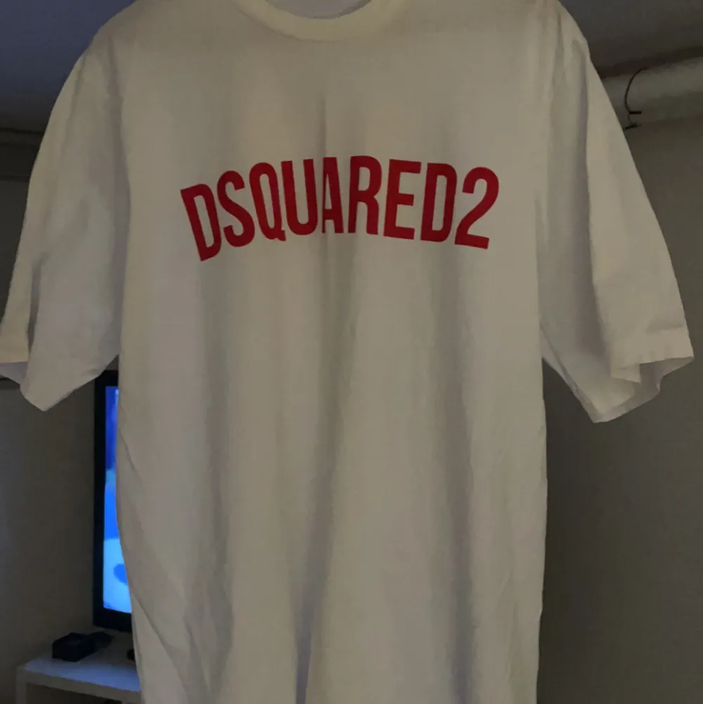 Dsquared2 t-shirt large säljes. Nyskick. Sitter bra i passform och riktigt skönt material.  Kvitto finns, inköpt för 2199kr. . T-shirts.