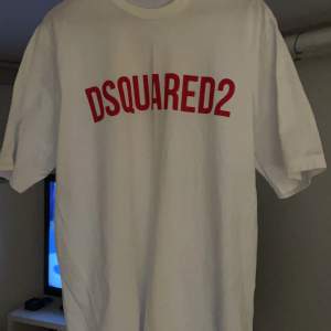 Dsquared2 t-shirt large säljes. Nyskick. Sitter bra i passform och riktigt skönt material.  Kvitto finns, inköpt för 2199kr. 
