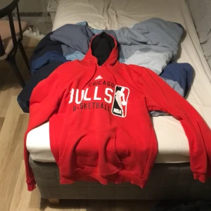 adidas chicago bulls hoodie - storleken är M men passar S oxå