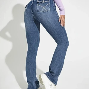 Jeans med fickor - Jättefina och trendiga jeans. Säljer de pga att de är lite för korta för mig (jag är 175) och skulle rekommendera dessa för någon som är ca 170. Otroligt fina och använda ett fåtal gånger. Pris går att diskuteras.