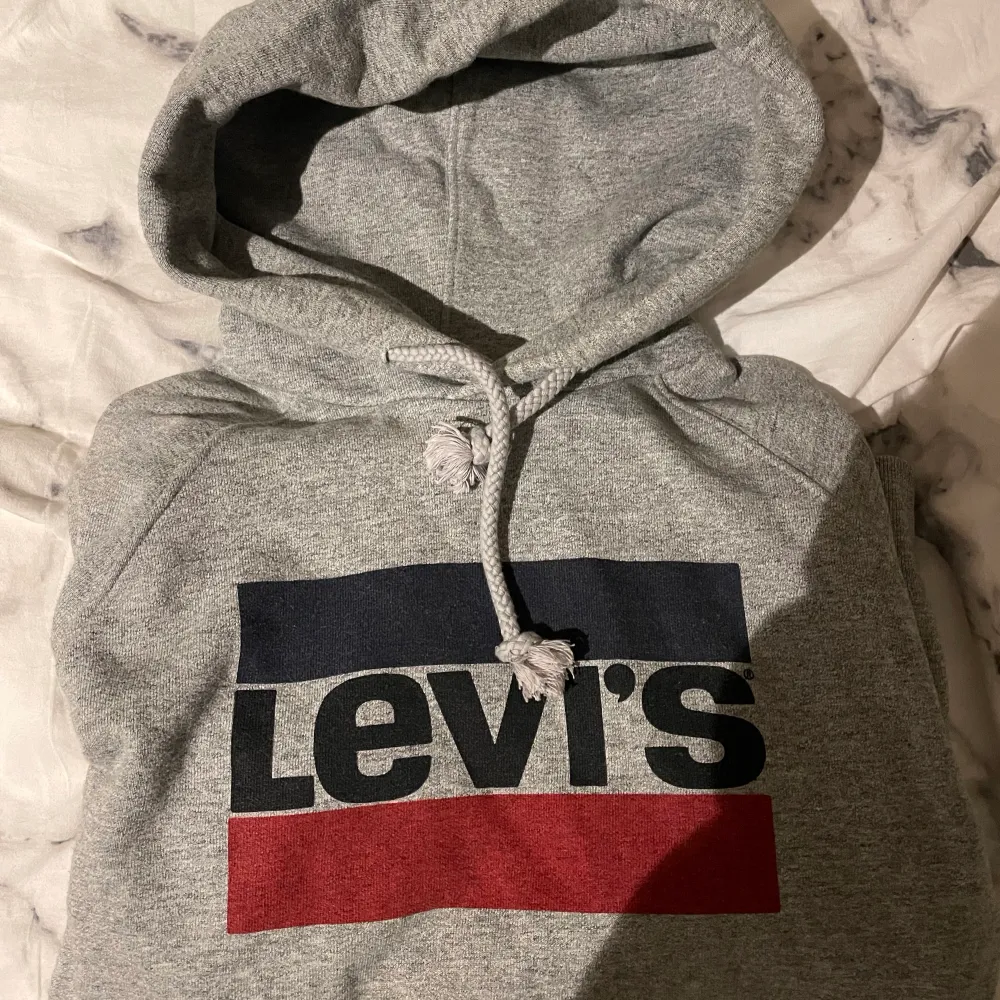 oanvänd Levis hoodie, jätte bra skick!. Hoodies.